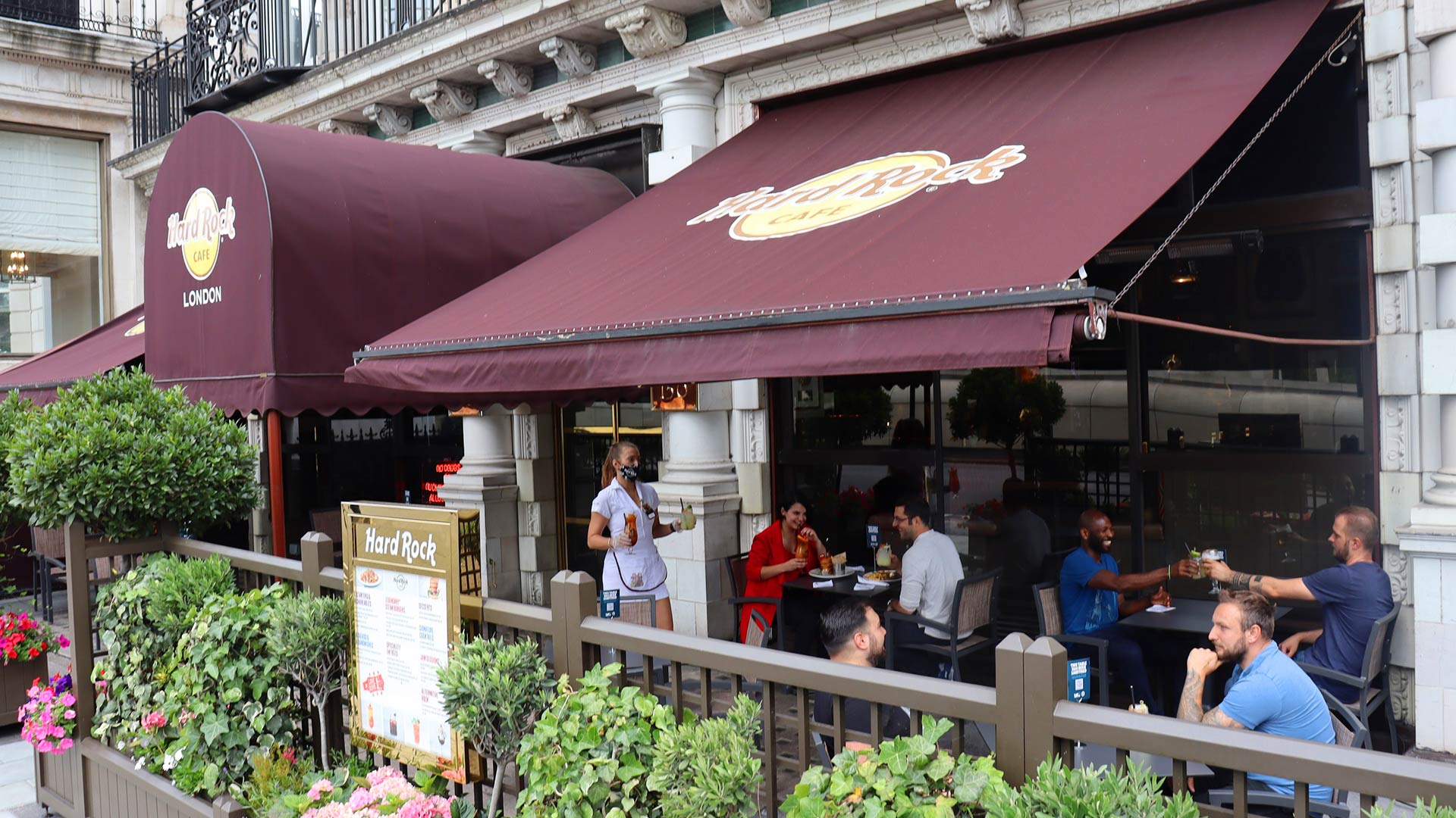 Al-Fresco dining and live music returns to Hard Rock Cafe London and Piccadilly Circus!