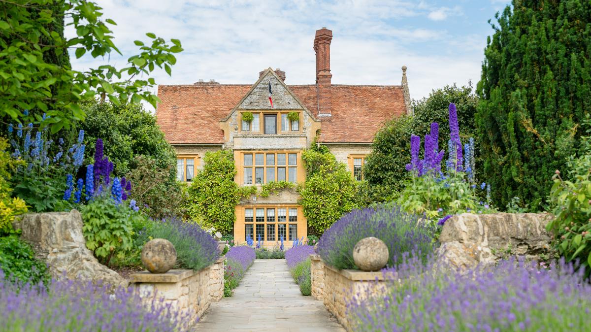 Bus service revamped to connect Oxford to Great Milton and Le Manoir aux Quat’Saisons